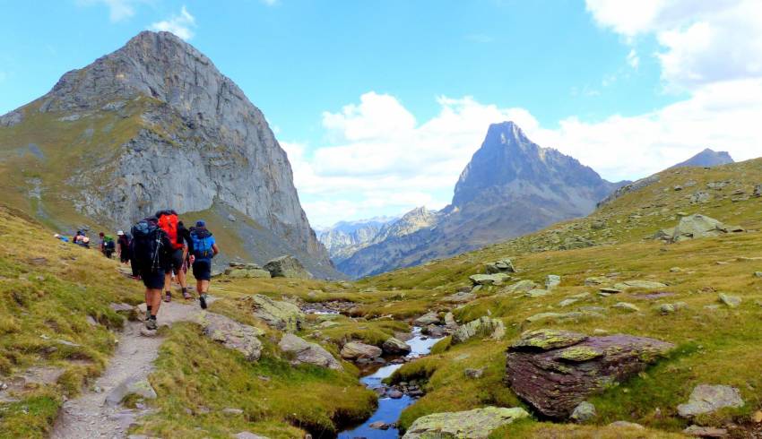 Randonneurs-vallee-Ossau.jpg